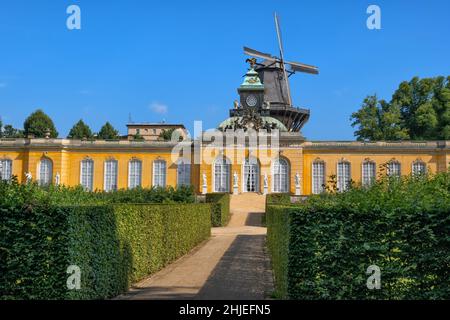 Die Neuen Kammern, Ensemble des Schlosses Sanssouci und historische Mühle im Park Sanssouci, Potsdam, Deutschland. Stockfoto