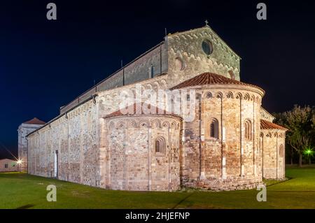 Basilika St. Peter der Apostel in San Piero a Grado, Pisa, Italien, in der Abenddämmerung Stockfoto