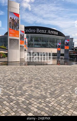 Berlin, Deutschland, die Mercedes-Benz Arena und der Mercedes-Platz. Stockfoto