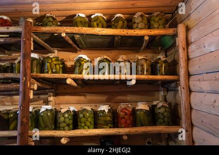 Konservierung Salzen in großen Gläsern. Vorräte für den Winter. Konservierung von Obst und Gemüse für den Winter. Konserven in Gläsern. russische Cu Stockfoto