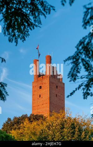 Der alte Turm der Rocca di Federico II, der das historische Zentrum von San Miniato Pisa, Italien dominiert Stockfoto