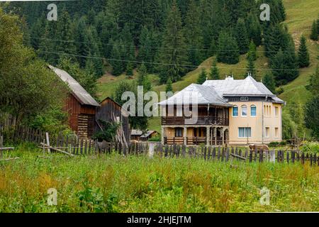 Alte Häuser in einem Dorf von Moldovita in der Bukowina in Rumänien Stockfoto