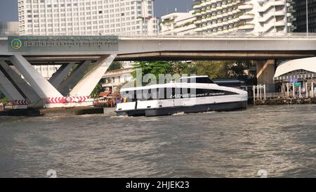 MINE Smart Ferry, Electric Catamaran Chao Phraya River, Bangkok, Thailand Taksin Bridge aka Sathon Bridge im Hintergrund Stockfoto