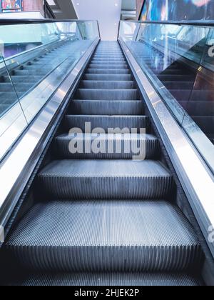 Moderne Rolltreppe im Einkaufszentrum in einer Großstadt Stockfoto