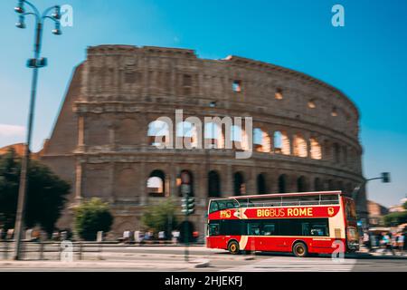 Rom, Italien. Kolosseum. Red Hop On Hop Off Touristenbus Für Sightseeing In Der Straße In Der Nähe Des Flavian Amphitheaters. Berühmtes UNESCO-Weltdenkmal. Stadt Stockfoto