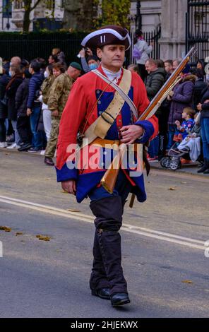 Nahaufnahme eines in britischer Redcoat-Uniform gekleideten Reenaktors, der in der Lord Mayor-Show 2021, Victoria Embankment, London, marschierte. Stockfoto