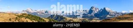 Hyperpanorama der Langkofel-Gruppe Blick vom Seiser Alm-Hochplateau. Südtirol, Italien. Stockfoto