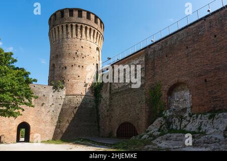 Brisighella, Italien-13. Juli 2019:Blick auf die mittelalterlichen Türme des Dorfes Brisighella an einem sonnigen Tag Stockfoto