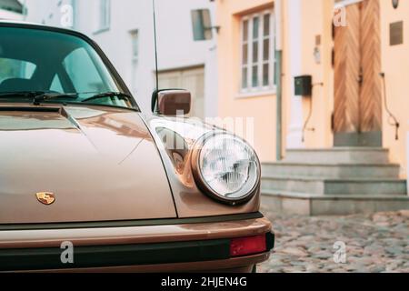 Schließen Vorderansicht Des Porsche 930 In Der Old Narrow Street Geparktes Auto. Stockfoto