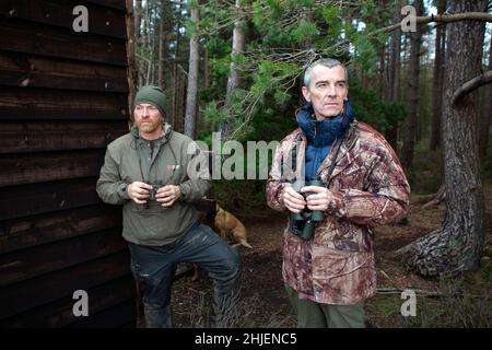 Stephen Murphy (rechts) von Natural England und Gamekeeper Gary Taylor auf der Suche nach Hen Harriers auf dem Swinton Estate, in der Nähe von Ripon in North Yorks Stockfoto