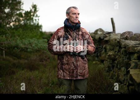 Stephen Murphy von Natural England auf der Suche nach Hen Harriers auf dem Swinton Estate, in der Nähe von Ripon in North Yorkshire. Das Swinton Estate ist procati Stockfoto