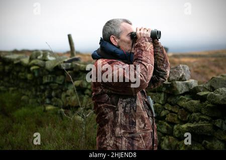 Stephen Murphy von Natural England auf der Suche nach Hen Harriers auf dem Swinton Estate, in der Nähe von Ripon in North Yorkshire. Das Swinton Estate ist procati Stockfoto