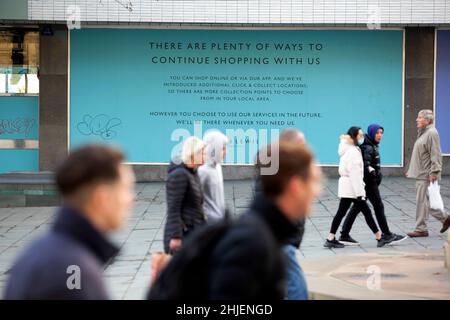 Die Menschen schlendern am jetzt geschlossenen Kaufhaus John Lewis im Stadtzentrum von Sheffield vorbei. Stockfoto