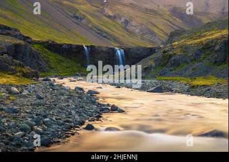 Skutafoss Wasserfälle in der Nähe von Hofn in Island bei Sonnenuntergang fotografiert Stockfoto