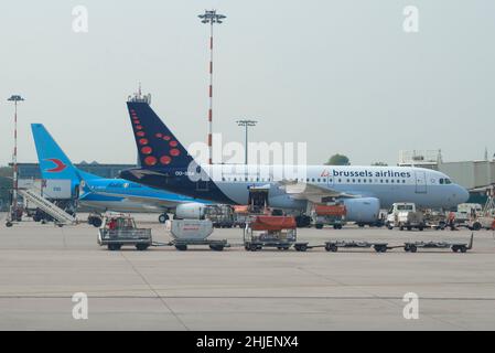 MAILAND, ITALIEN - 29. SEPTEMBER 2017: Flughafen Malpensa. Airbus A319-111 (OO-SSA) von Brussels Airlines an einem bewölkten Morgen auf dem Flugsteig Stockfoto