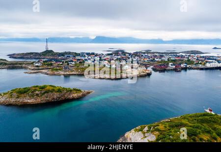Luftaufnahme des Fischerdorfes Henningsvaer auf den Lofoten-Inseln in Norwegen Stockfoto