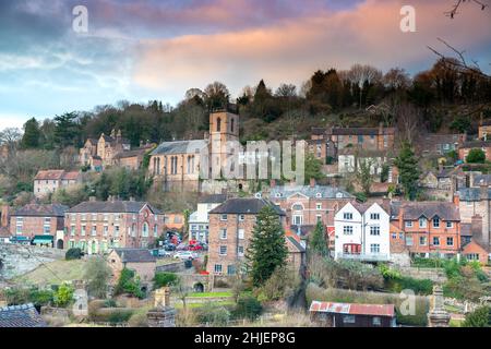 Ein Blick auf die Stadt Ironbridge, Telford, Shropshire von der anderen Seite des Flusses Severn, wenn die Sonne untergeht Stockfoto