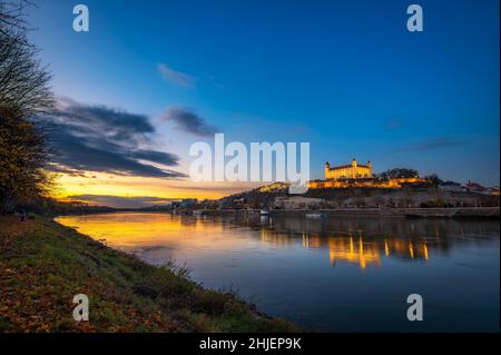 Sonnenuntergang über der Burg Bratislava, dem slowakischen parlament und der Donau in der Slowakei Stockfoto