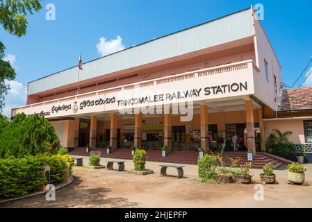 TRINCOMALEE, SRI LANKA - 09. FEBRUAR 2020: Bahnhofsgebäude aus der Nähe an einem sonnigen Tag Stockfoto