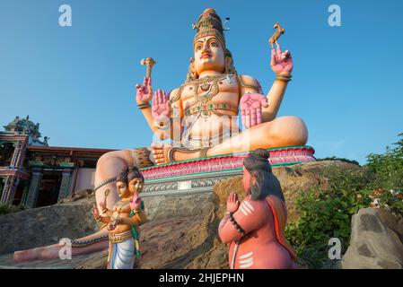 TRINCOMALEE, SRI LANKA - 08. FEBRUAR 2020: Am Fuße der Statue von Shiva. Hindu-Tempelkomplex Koneswaram-Tempel Stockfoto