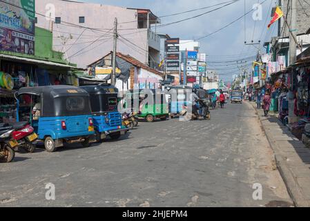 TRINCOMALEE, SRI LANKA - 11. FEBRUAR 2020: Sonniger Tag auf der Central Road Street Stockfoto