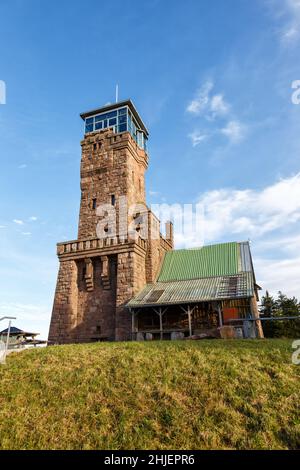 Hornisgrindeturm auf dem Gipfel des Hornisgrinde in Seebach im Schwarzwald Schwarzwald Herbst Portrait Format in Deutschland pa Stockfoto