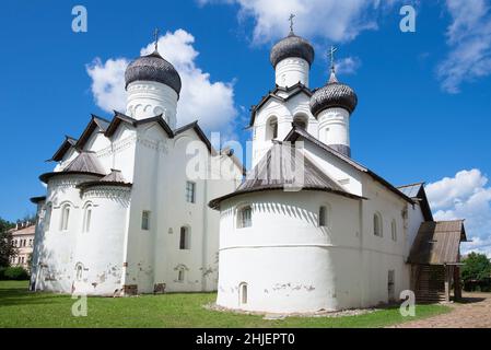 Die alten Tempel des ehemaligen Spaso-Preobraschenski Klosters sind an einem sonnigen Julitag aus der Nähe zu sehen. Staraya Russa, Russland Stockfoto