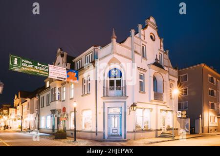 Parnu, Estland. Nachtansicht Der Berühmten Ruutli-Straße Mit Alten Häusern, Gebäuden, Restaurants, Cafés, Hotels Und Geschäften In Festlicher Abendnacht Weihnachten Stockfoto