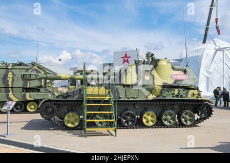 REGION MOSKAU - 25. AUGUST 2020: 152-mm-Teilhaubitze 2S3M 'Acacia' auf dem militärisch-internationalen Forum von 'Army-2020' Stockfoto