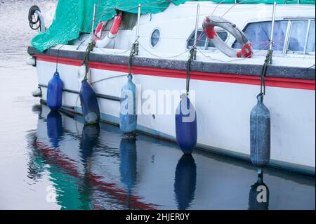 Das Boot mit Boje schwimmt entlang des Kanals Stockfoto