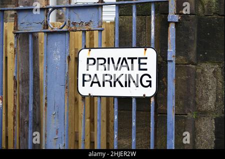 Schild mit Parkeinschränkungen auf dem privaten Parkplatz des Hotels Stockfoto