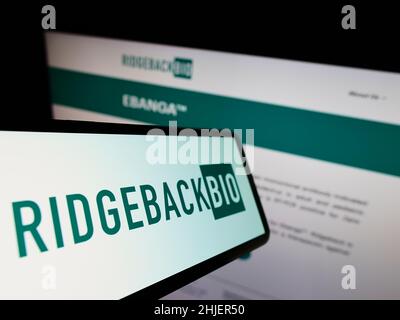 Smartphone mit Logo der amerikanischen Firma Ridgeback Biotherapeutics LP auf dem Bildschirm vor der Business-Website. Konzentrieren Sie sich auf die Mitte des Telefondisplays. Stockfoto