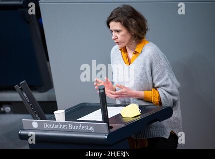 Berlin, Deutschland. 27th Januar 2022. Anikó Merten (FDP) spricht auf der Plenarsitzung im Deutschen Bundestag. Die Hauptthemen der Sitzung 14th der Legislaturperiode 20th sind die Abschlussdiskussion und Verabschiedung des Nachtragshaushalts 2021 sowie Debatten über den Ukraine-Konflikt, die Zukunft Europas, die deutsche Präsidentschaft G7 sowie die deutsche Agrar- und Ernährungspolitik. Quelle: Bernd von Jutrczenka/dpa/Alamy Live News Stockfoto