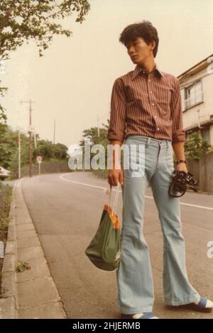 Portrait des Fotografen am Straßenrand mit Tasche. Gescannte Kopie des Archivfotos Stockfoto