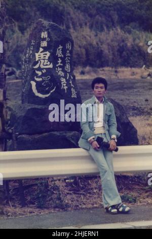 Fotograf Portrait sitzt auf einem Zaun / Wachschiene in voller Länge. Gescannte Kopie des Archivfotos Stockfoto