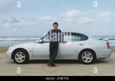 Mann Porträt mit Toyota Auto Aristo. Gescannte Kopie des Archivfotos Stockfoto