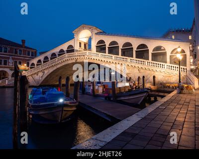 Venedig, Italien - 4 2022. Januar: Die Rialtobrücke oder die Rialtobrücke werden nachts beleuchtet Stockfoto