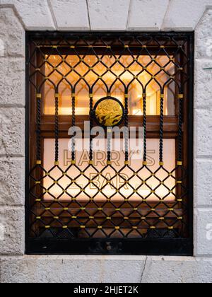 Venedig, Italien - Januar 4 2022: Harry's Bar-Schild in Venedig, Italien Lichtfenster mit Logo Stockfoto