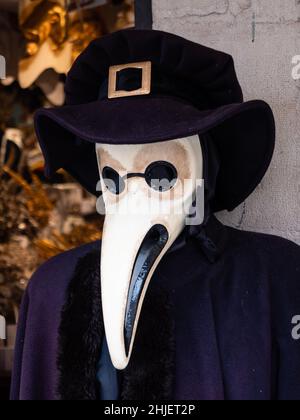 Venezianische Bubonic Plague Doctor Maske mit Schnabel und Kostüm in Venedig, Italien Stockfoto