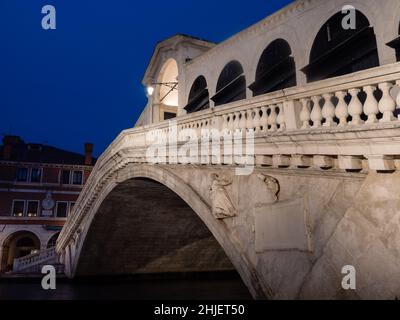 Rialtobrücke oder Ponte die Rialto in Venedig, Italien, nachts beleuchtet Stockfoto