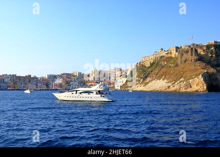 Marina di Procida, Blick von einem Boot aus Stockfoto