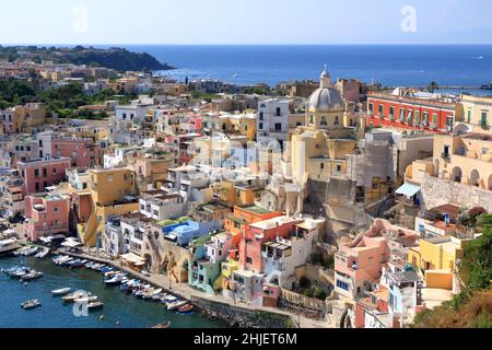 Blick von oben auf die wunderschöne Marina di Procida, Insel zwischen neapel und Ischia in Italien Stockfoto