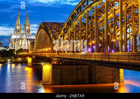Skyline der Kölner Domstadt und Hohenzollernbrücke mit Rhein in Deutschland bei Dämmerungsarchitektur Stockfoto