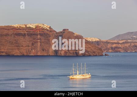 Segelschiff auf Santorini Island Urlaub in Griechenland Reise Mittelmeer Abend Santorin Boot Stockfoto