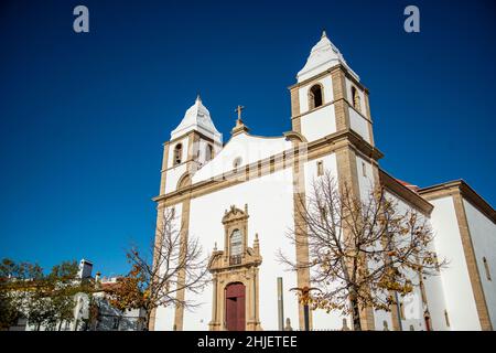 Die Igreja Matriz und Santa Maria da Devesa der Altstadt von Castelo de Vide in Alentejo in Portugal. Portugal, Castelo de Vide, Oktober 2021 Stockfoto