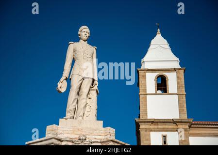 Die Parca Dom Pedro mit dem Denkmal von Dom Pedro und der Igreja Matriz in der Altstadt von Castelo de Vide in Alentejo in Portugal. Portugal, Kaste Stockfoto