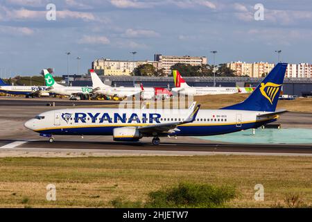 Lissabon, Portugal - 22. September 2021: Ryanair Boeing 737-800 Flugzeug am Flughafen Lissabon (LIS) in Portugal. Stockfoto