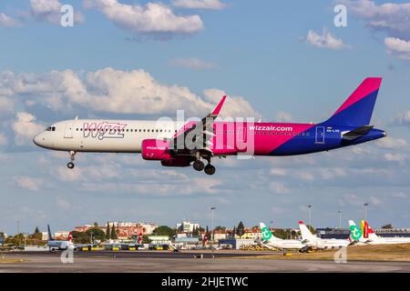 Lissabon, Portugal - 22. September 2021: Flugzeug Wizzair Airbus A321neo am Flughafen Lissabon (LIS) in Portugal. Stockfoto