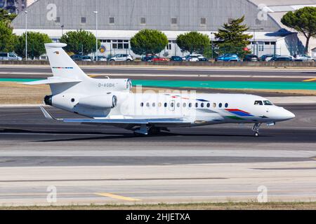 Lissabon, Portugal - 24. September 2021: VW Air Services Dassault Falcon 7X Flugzeug am Flughafen Lissabon (LIS) in Portugal. Stockfoto