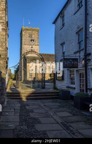 Das Sun Inn und die St. Marys Kirche in Kirkby Lonsdale Cumbria Stockfoto